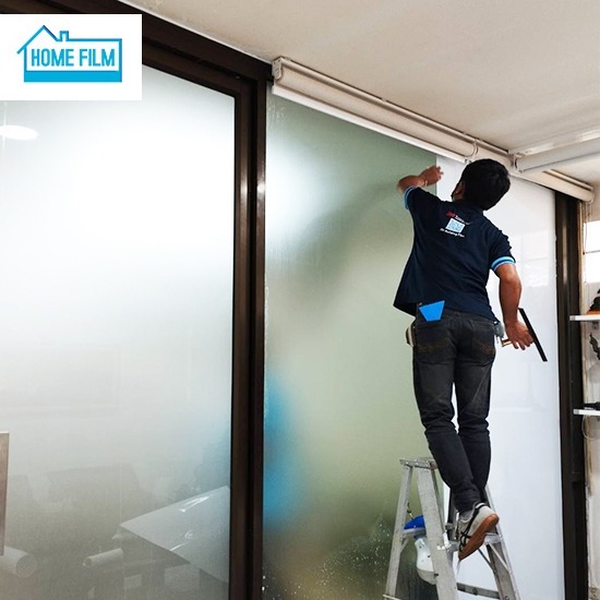 รับติดสติกเกอร์กระจกออฟฟิศ สำนักงาน - โฮมฟิล์ม รับติดฟิล์มบ้าน อาคาร คอนโด รับติดสติกเกอร์กระจกออฟฟิศ สำนักงาน - โฮมฟิล์ม รับติดฟิล์มบ้าน อาคาร คอนโด