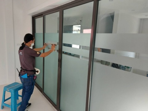 ช่างติดตั้งสติกเกอร์บังสายตาในอาคาร ออฟฟิศ ช่างติดตั้งสติกเกอร์บังสายตาในอาคาร ออฟฟิศ